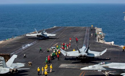 Operacja „Epicka Furia”, samolot F/A-18E Super Hornet startuje z pokładu lotniskowca USS Abraham Lin