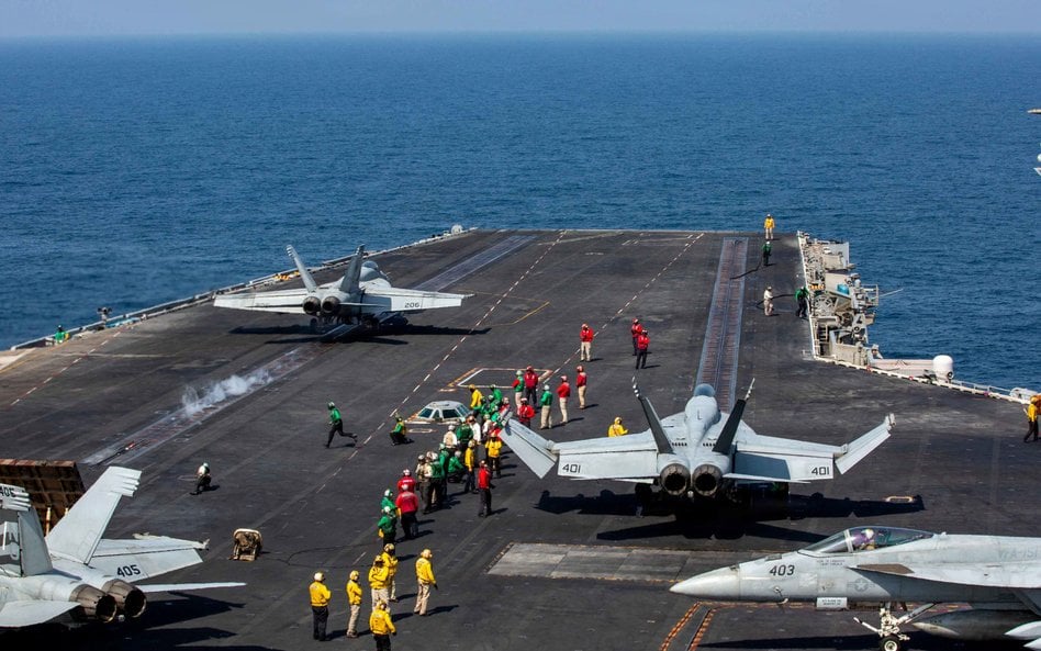 Operacja „Epicka Furia”, samolot F/A-18E Super Hornet startuje z pokładu lotniskowca USS Abraham Lin