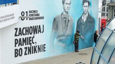 Mural upamiętniający 81. rocznicę wybuchu Powstania Warszawskiego namalowany na tzw. "Patelni" przy 