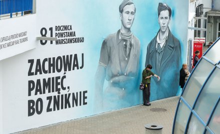 Mural upamiętniający 81. rocznicę wybuchu Powstania Warszawskiego namalowany na tzw. "Patelni" przy 