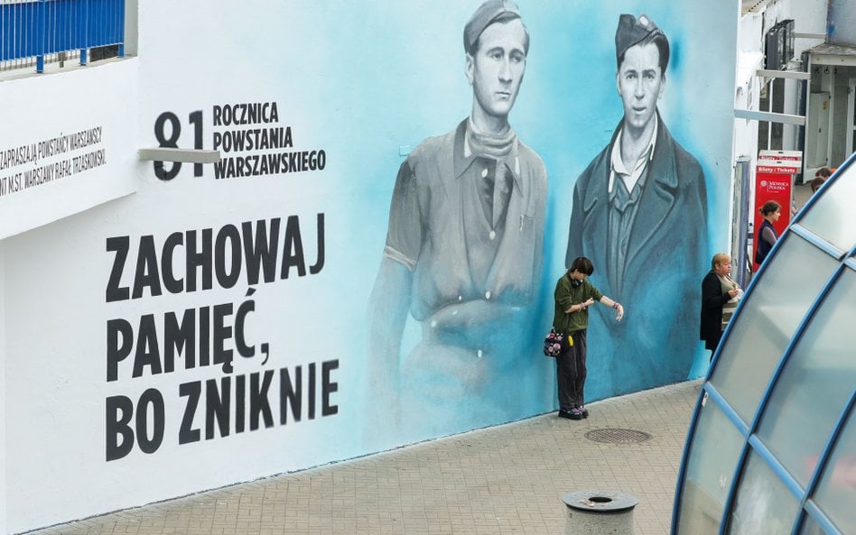 Mural upamiętniający 81. rocznicę wybuchu Powstania Warszawskiego namalowany na tzw. "Patelni" przy 