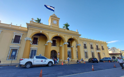 W Salwadorze wciąż przy wejściu do budynków użyteczności publicznej i prywatnych widnieją znaki o za