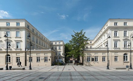 Fryderyk Chopin mieszkał w Warszawie m.in. w lewej oficynie pałacu Czapskich przy Krakowskim Przedmi