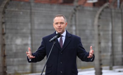 Prezydent Karol Nawrocki podczas wypowiedzi dla mediów, po uroczystości złożenia kwiatów przed Ścian