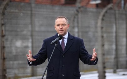 Prezydent Karol Nawrocki podczas wypowiedzi dla mediów, po uroczystości złożenia kwiatów przed Ścian