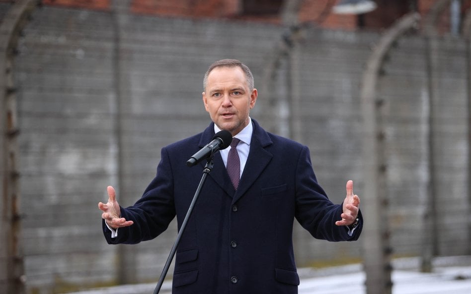 Prezydent Karol Nawrocki podczas wypowiedzi dla mediów, po uroczystości złożenia kwiatów przed Ścian