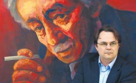 Artur Żurawik przed jednym ze swoich dzieł