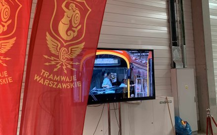 Duży monitor wyświetla obraz z przebiegu konkurencji