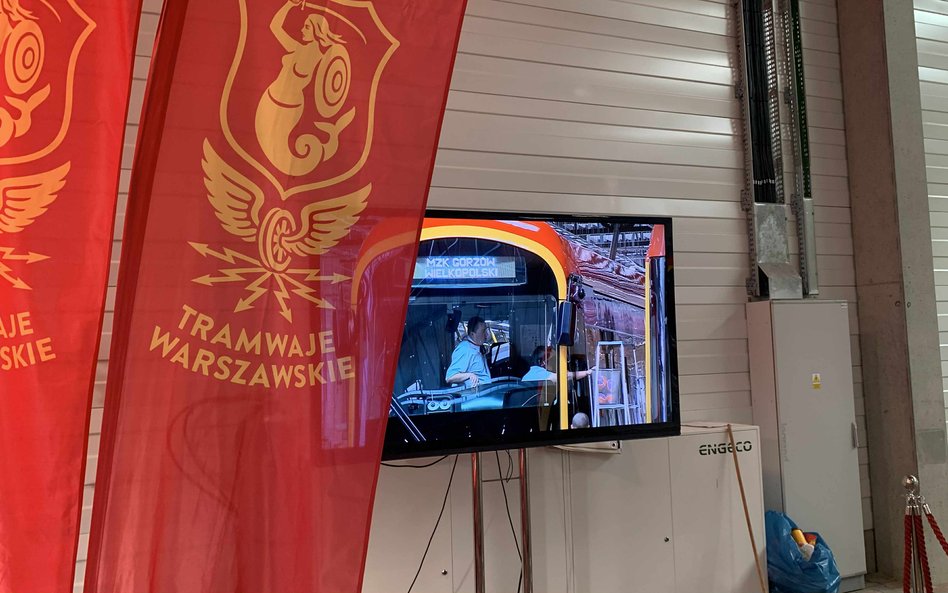 Duży monitor wyświetla obraz z przebiegu konkurencji