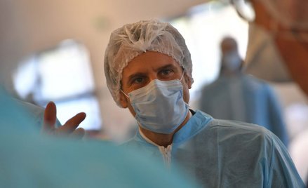 Macron: Francja wyprodukuje więcej maseczek i respiratorów