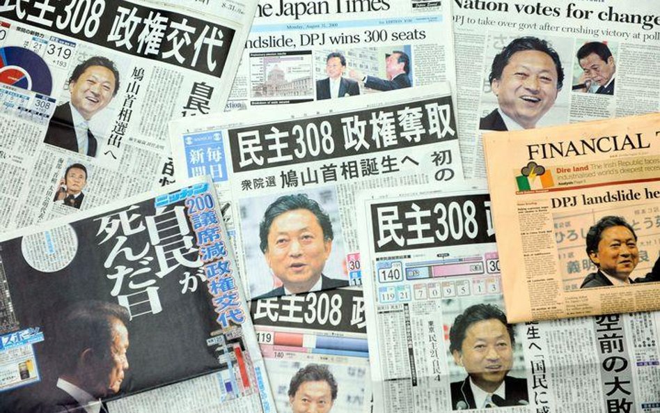Japońskie dzienniki ogłaszające sukces wyborczy Hatoyamy