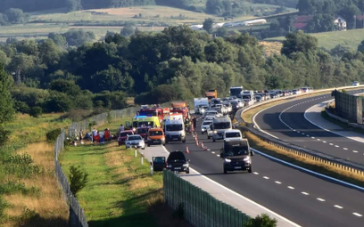 Autokar wypadł z drogi na zakręcie