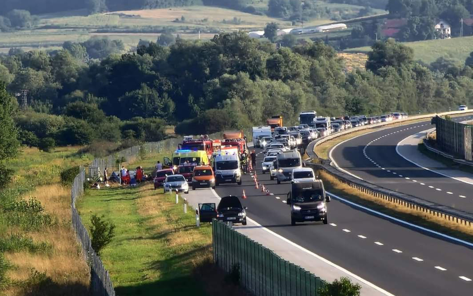 Autokar wypadł z drogi na zakręcie