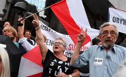 AP: Protesty w obronie konstytucji w Polsce