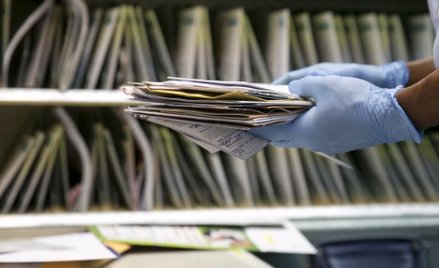 Amerykańska poczta ma problemy przez koronawirusa. W tle Amazon i Biały Dom