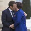 Polska-Francja: Macron objął i pocałował Szydło