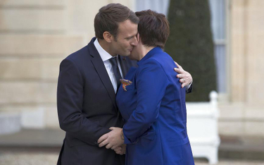 Polska-Francja: Macron objął i pocałował Szydło