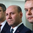 Minister ds. europejskich Szymon Szynkowski vel Sęk (w środku) w otoczeniu rzeczników PiS: Piotra Mu