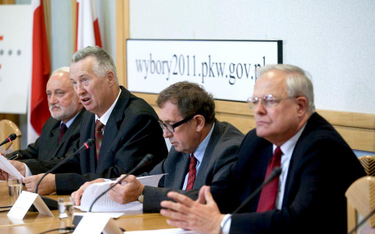 Ogłoszenie częściowych wyników wyborów w 2011 r. Od lewej: sekretarz Kazimierz Czaplicki, przewodnic