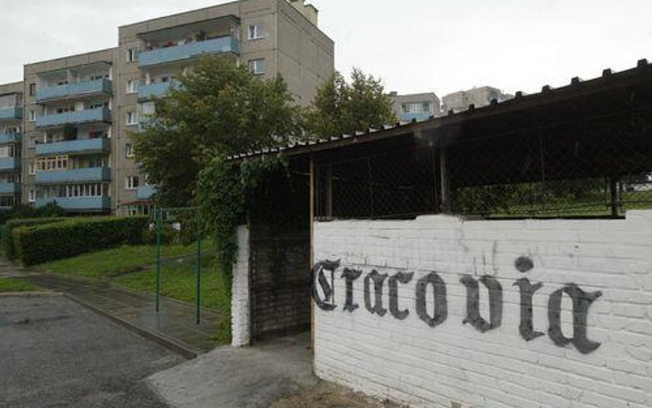 Czy dzierżawa gruntu pod śmietnik przekracza zwykły zarząd?