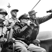 Gen. Courtney Whitney i gen. Douglas MacArthur na pokładzie U.S.S. „Mt. McKinley” obserwują ostrzał 