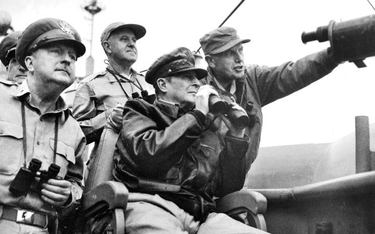 Gen. Courtney Whitney i gen. Douglas MacArthur na pokładzie U.S.S. „Mt. McKinley” obserwują ostrzał 