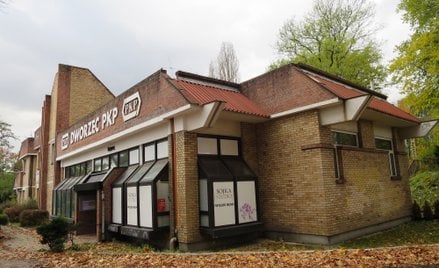 Autorem projektu budynku dworca w Mikołowie z 1987 r. był architekt Jerzy Bierwiaczonek.