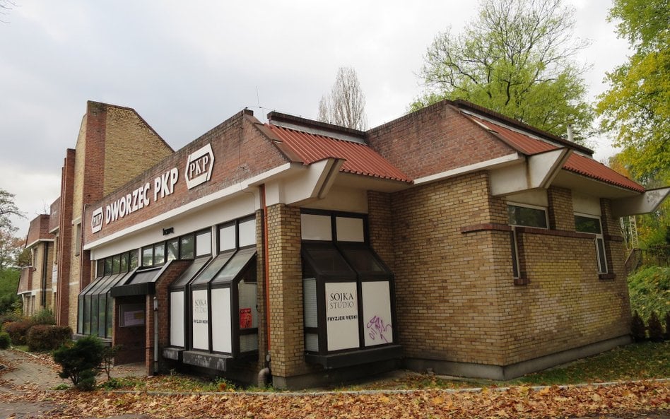 Autorem projektu budynku dworca w Mikołowie z 1987 r. był architekt Jerzy Bierwiaczonek.