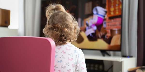 Godzina przed TV to już przeszłość? Eksperci z AAP zmieniają podejście do ekranów u dzieci