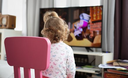 Nowe wytyczne pediatrów obejmują nie tylko telewizję, lecz także smartfony i platformy społecznościo