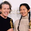 „Nomadland” w reżyserii Chloe Zhao (z prawej) z Frances McDormand. Obie artystki zdobyły Oscara