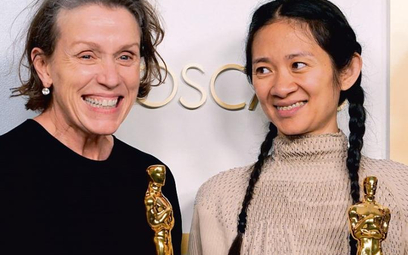 „Nomadland” w reżyserii Chloe Zhao (z prawej) z Frances McDormand. Obie artystki zdobyły Oscara