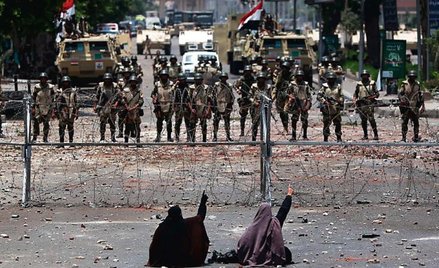 Zwolennicy prezydenta Mursiego okupują teren wokół koszar Gwardii Republikańskiej