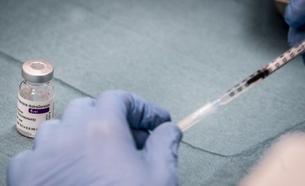 Rada Medyczna zmienia rekomendację. Szczepionka AstraZeneca także dla osób w wieku 60-65 lat