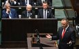 Prezydent Karol Nawrocki przemawia na sali posiedzień Sejmu 6 sierpnia 2025 r.