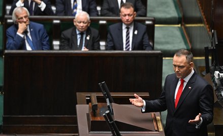 Prezydent Karol Nawrocki przemawia na sali posiedzień Sejmu 6 sierpnia 2025 r.