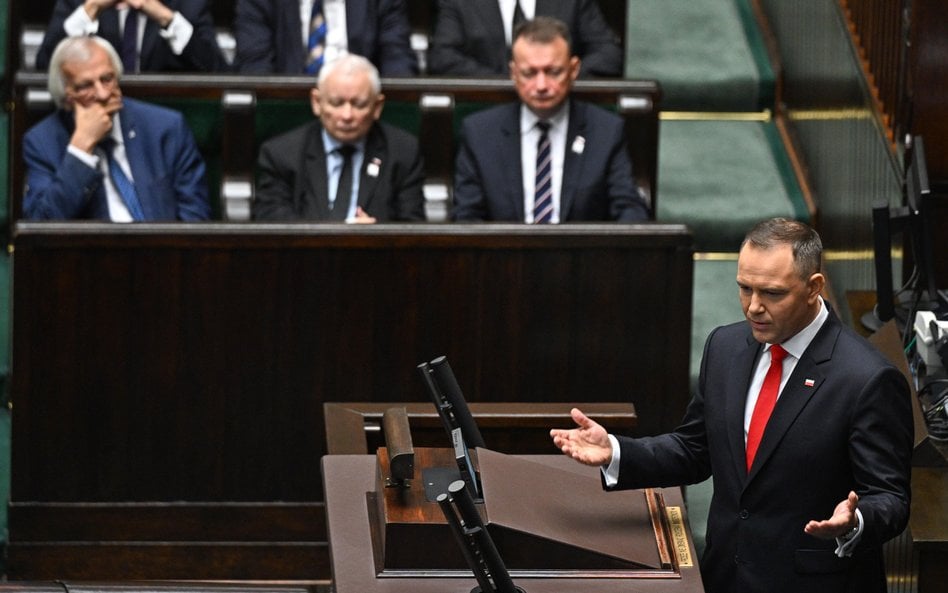 Prezydent Karol Nawrocki przemawia na sali posiedzień Sejmu 6 sierpnia 2025 r.