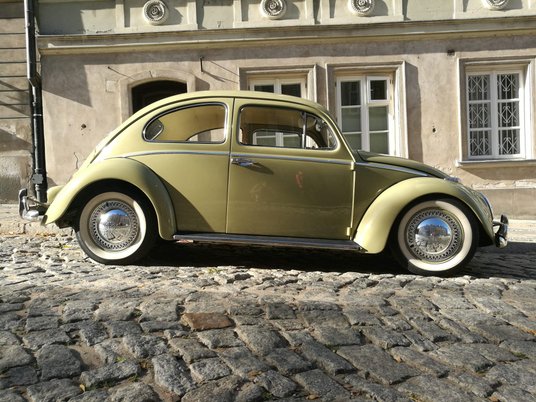 W modelu z 1965 roku wrażenie robią starannie obszyte pikowaną skórą siedzenia, nadające luksusowy s