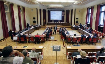 Uchwały rady podjęte na sesji zwołanej i prowadzonej przez osobę nieuprawnioną są nieważne