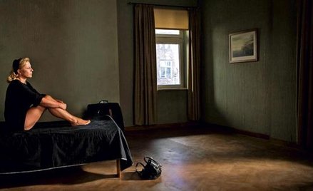 Samotna kobieta w hotelowym pokoju. Takie tło dla osobistej opowieści, inspirowane malarstwem Edward
