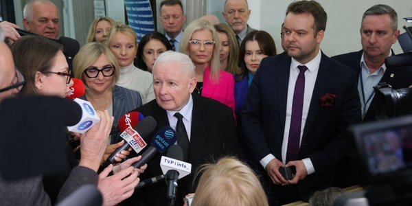 Estera Flieger: Jarosław Kaczyński w króliczej norze z upieczonym psem