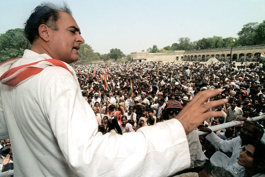 Rajiv Gandhi, syn Indiry Gandhi i jej następca na fotelu premiera, został zamordowany przez Tamilski