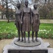 Pomnik Kobietom Powstania Warszawskiego (autorstwa rzeźbiarki Moniki Osieckiej) został odsłonięty w 