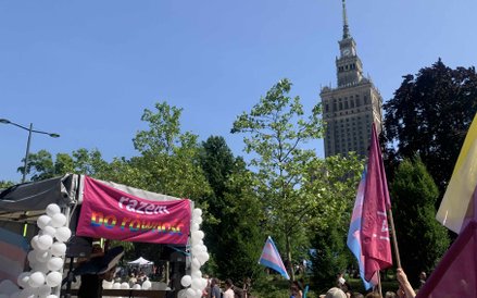 Platforma z transparentem "razem dla równości" partii Razem