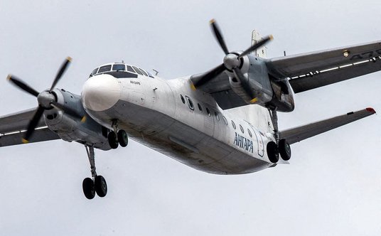Samolot An-24 linii Angara Airlines ląduje na lotnisku w Irkucku w Rosji, 13 kwietnia 2014 r.