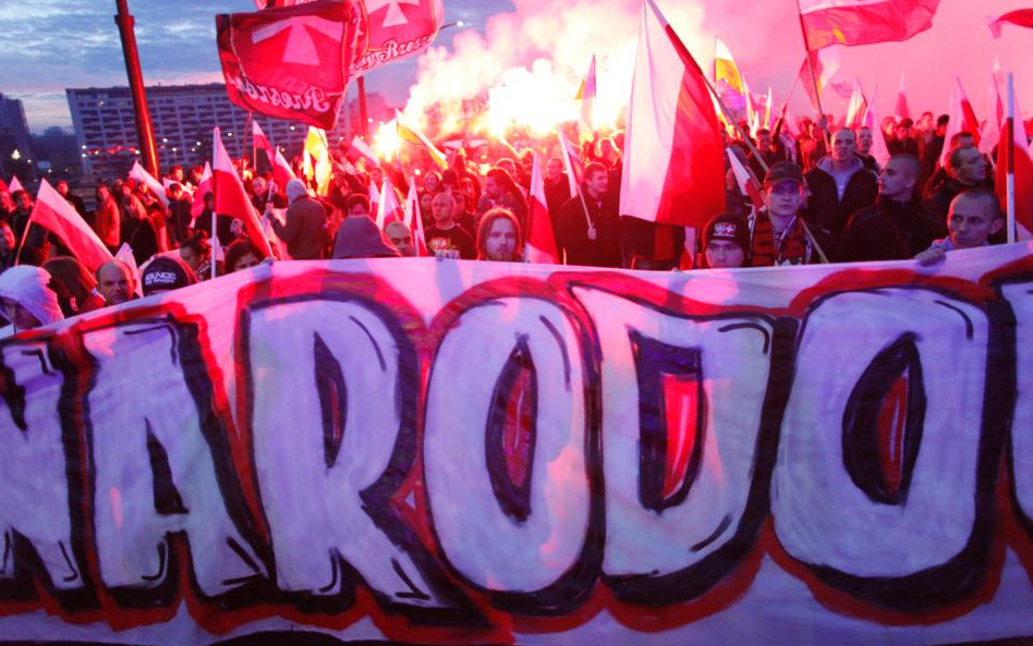 Uczestnicy Marszu Niepodległości znów pobili się z policją