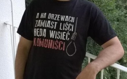 Hołd Ruski. Krzysztof Bazylewicz ma w ofercie ubrania, kubki, długopisy, książki, płyty i flagi. Naz