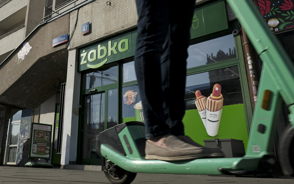 W 2024 roku sprzedało się w sumie aż 85 milionów hot dogów w Żabce