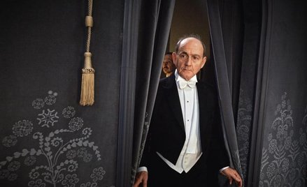 Jan Peszek jako filmowy Tytus Ceglarski wypowiada się o fladze Polski bez nabożeństwa. Jako Jan Pesz