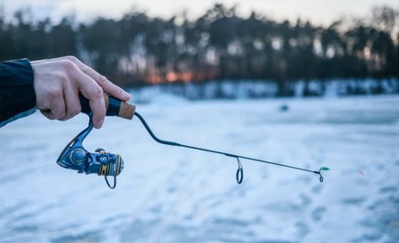 Wędkarze na zamarzniętym jeziorze Rydwan niedaleko Łowicza.
